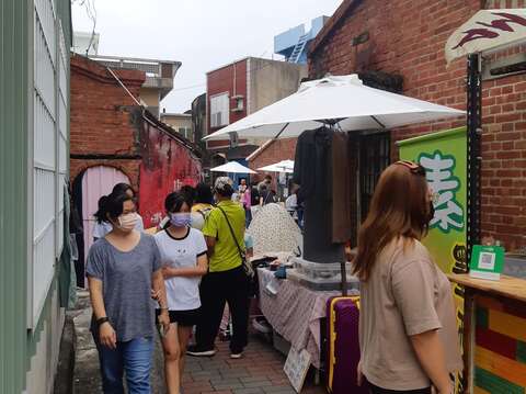 游客在环保市集游走