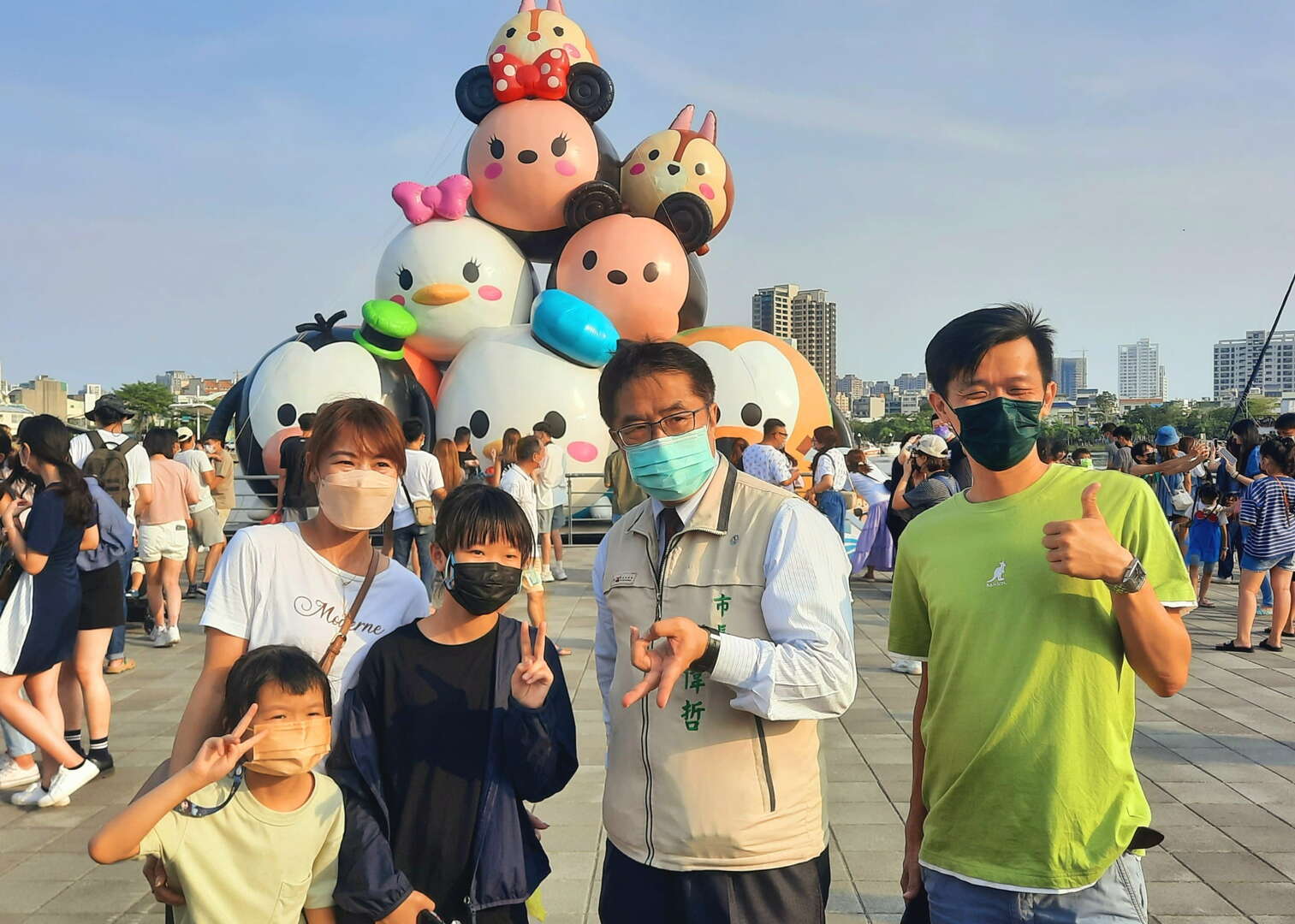 黃市長與遊客合影