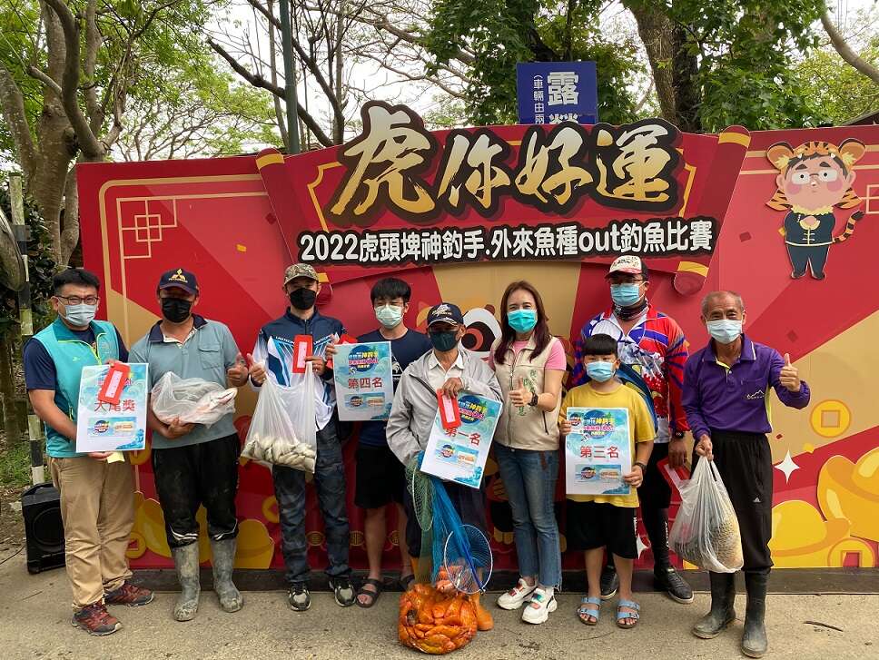 得奖者将鱼货与观旅局长及议员合影