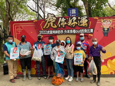 得奖者将鱼货与观旅局长及议员合影