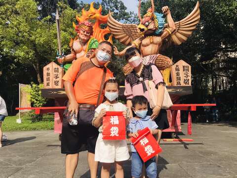 小朋友拿到小礼物合影