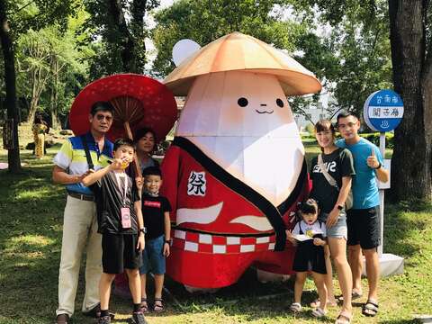 2022关子岭温泉美食节-民众与装置合影