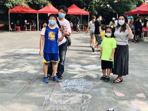 手拿彩色粉笔把广场当画布挥洒创意