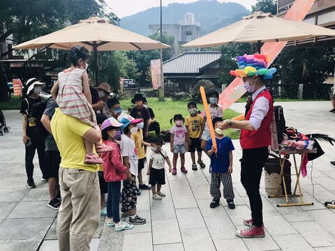 气球表演吸引大小朋友围观观赏及排队领气球