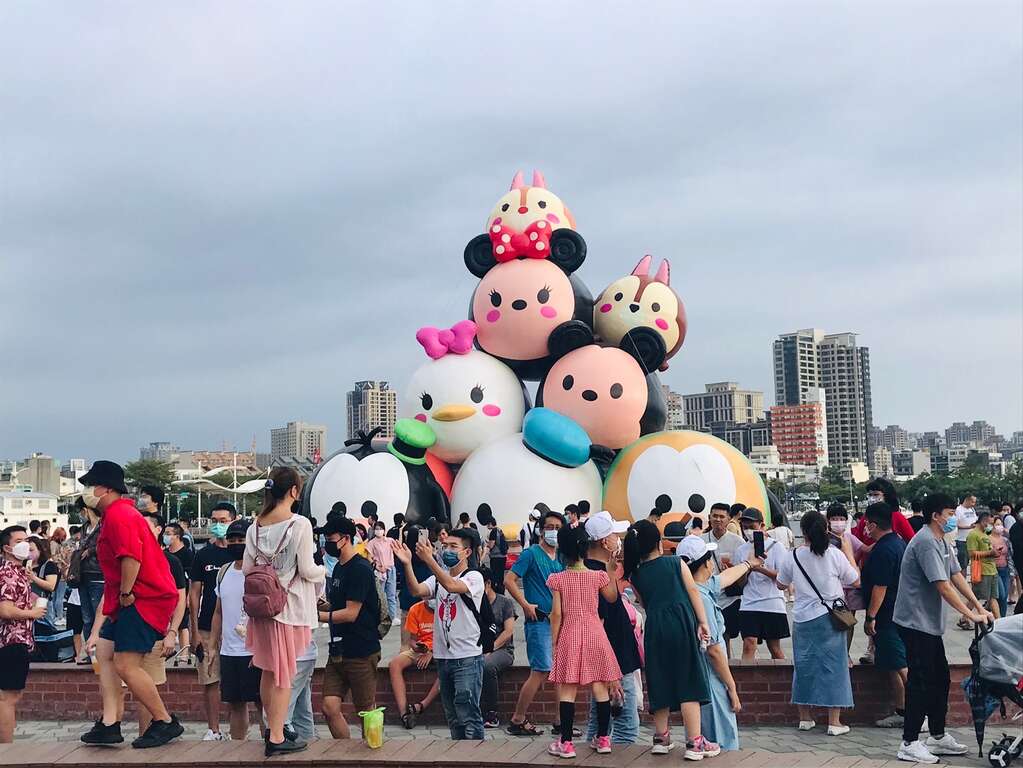 安平巨型米奇米妮陪您欢度国庆连假一早拍照打卡人潮汹涌