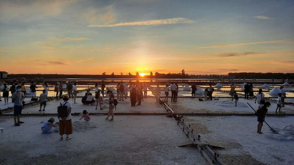 井仔脚盐田夕阳下游客体验盐文化(南市观旅局提供)