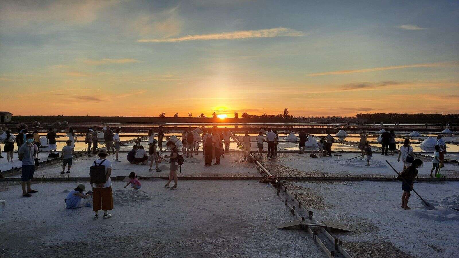 井仔腳鹽田夕陽下遊客體驗鹽文化(南市觀旅局提供)
