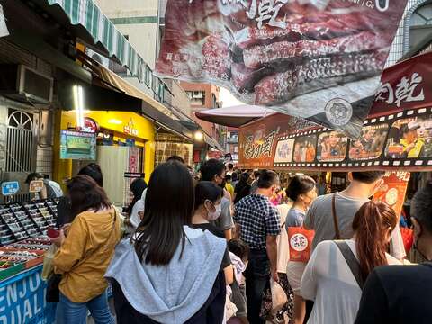 安平老街人潮涌入店家生意强强滚
