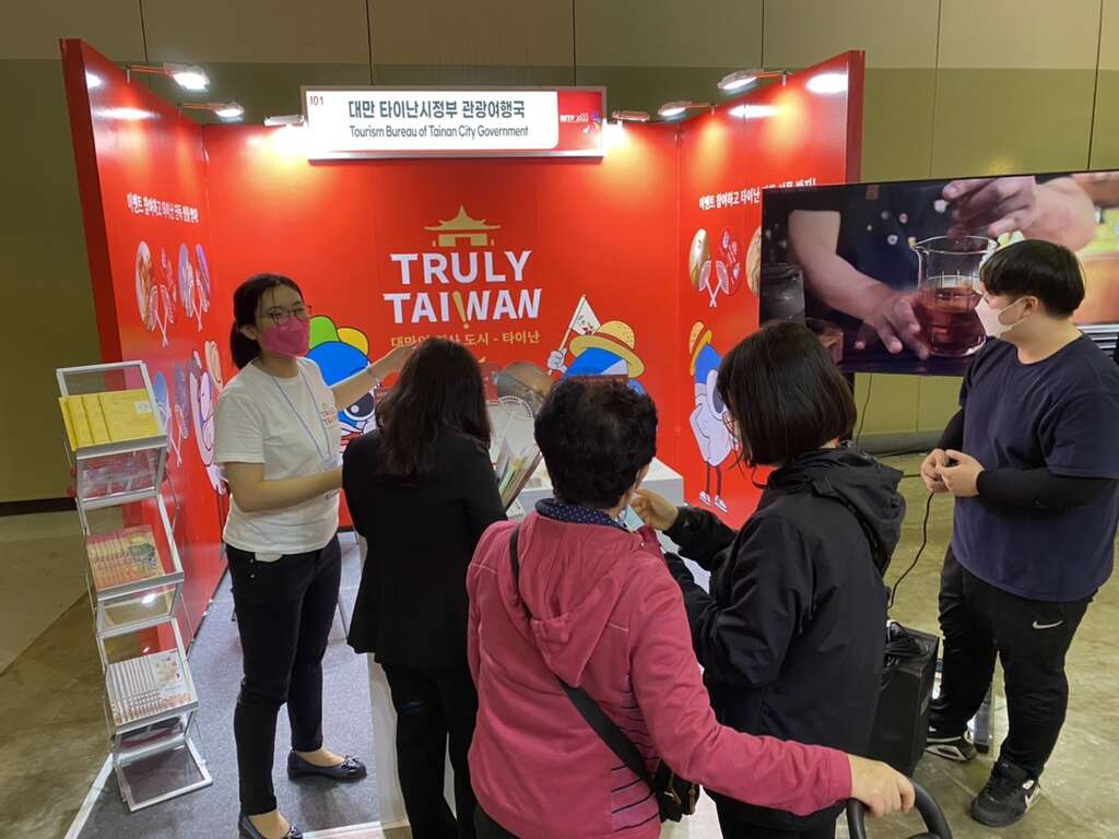 韩国民众踊跃索取台南旅游摺页
