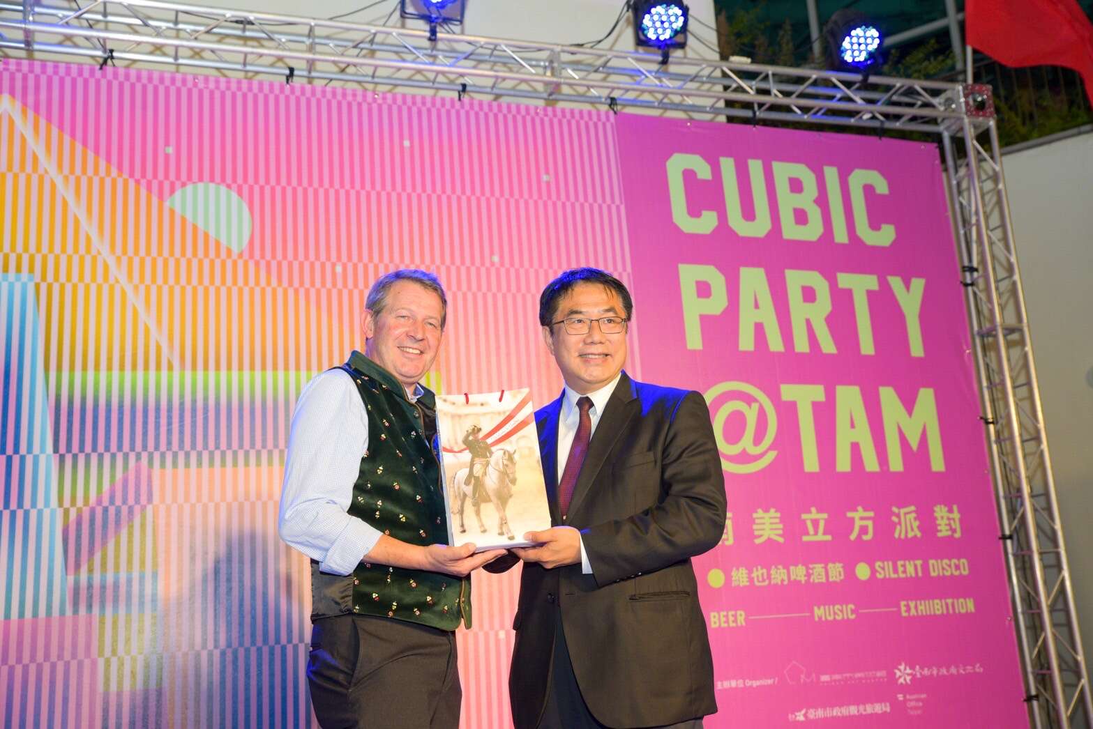 陸德飛處長贈送奧利地伴手禮給黃偉哲市長