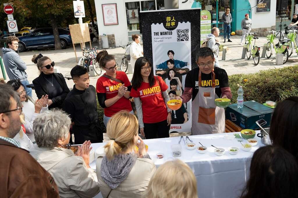 劉大使世忠邀請來賓品嘗(駐匈牙利代表處提供)