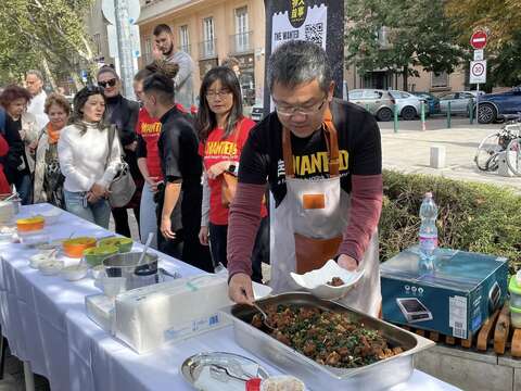 劉大使世忠提供充滿濃濃台灣味的鹹酥雞供現場來賓品嘗(駐匈牙利代表處提供)