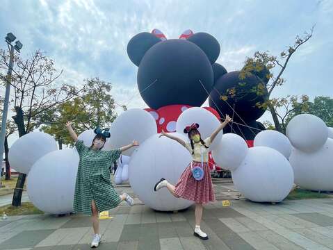 民众与米奇光球森林合影