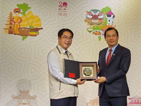 黄市长致赠剑狮挂饰予越南国家旅游总局阮重庆局长