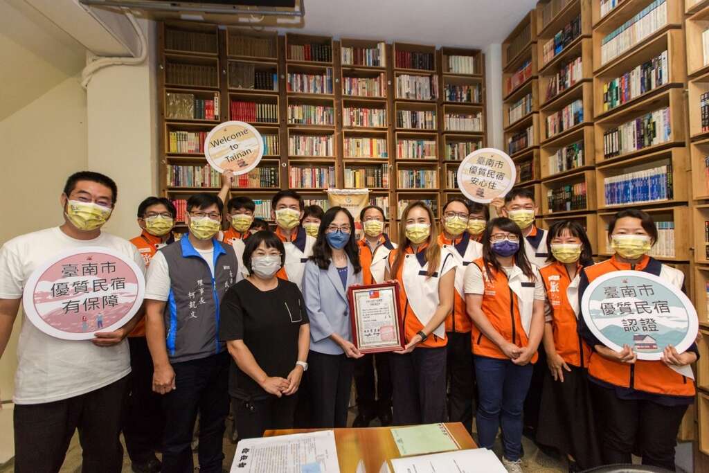 「推动老屋创生民宿.成就府城幸福经济」团队获选「111年公务人员杰出贡献奖」团体组奖项