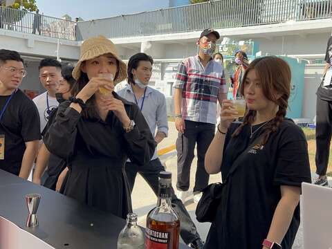 现场民众热情参与