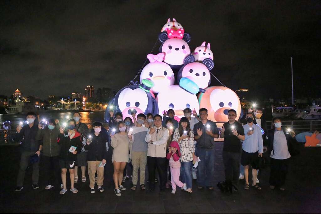 黄伟哲市长也特定来到现场与民众齐聚安平游憩码头一起打开手机灯光,用美丽的手机灯海向米奇与好朋友们Say Goodbye