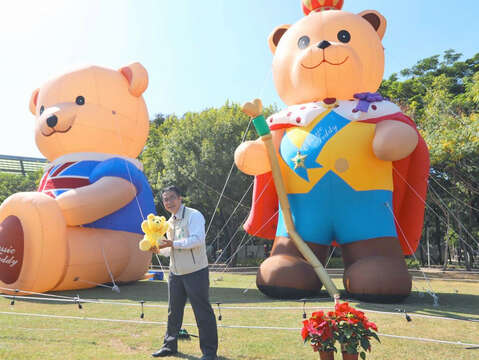 市長與泰迪熊裝置合影