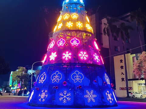 新營文化中廣場『點一盞燈報平安_平安的串聯』聖誕樹