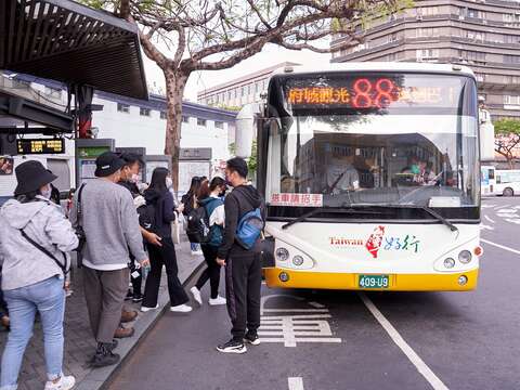 各地游客可搭乘88府城巡回线或99安平台江线至河乐广场参与首波圣诞点灯活动