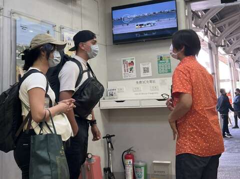 旅服人员热情地向游客说明并推荐游程