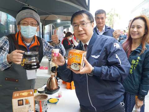 用臺南東山引以為傲的仙境咖啡，與民眾共度聖誕節