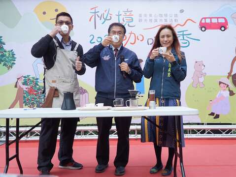 黃偉哲市長現場與冠軍選手共同示範沖煮咖啡