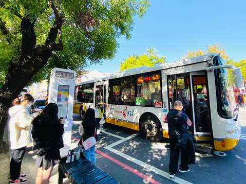 各地遊客搭乘台灣好行觀光公車遊台南