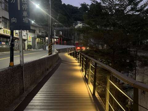 市道175沿線木棧步道翻修並增加夜間照明提升行人安全