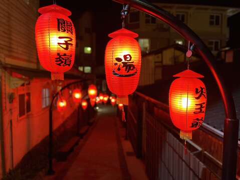 溫泉老街妝點紅燈籠增添新年喜氣