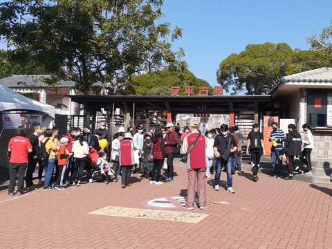 安平古堡眾多遊客一早排隊入園情形