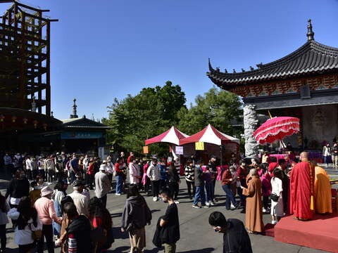 04.玄空法寺高僧為信徒祈福加持