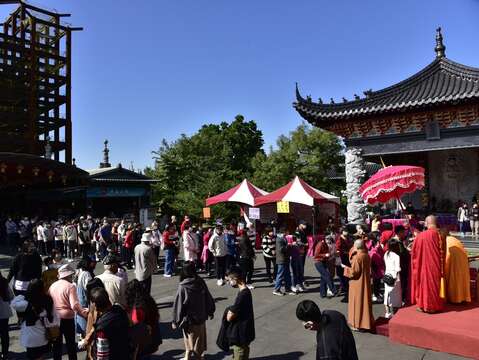 天气晴朗玄空法寺涌进参拜人潮