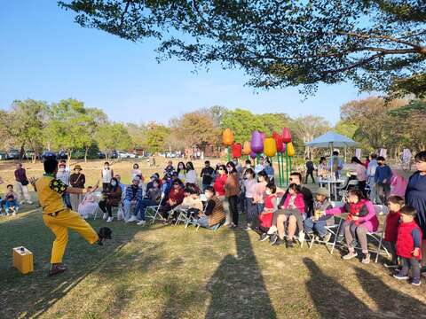 民眾在德元埤欣賞街頭藝人表演