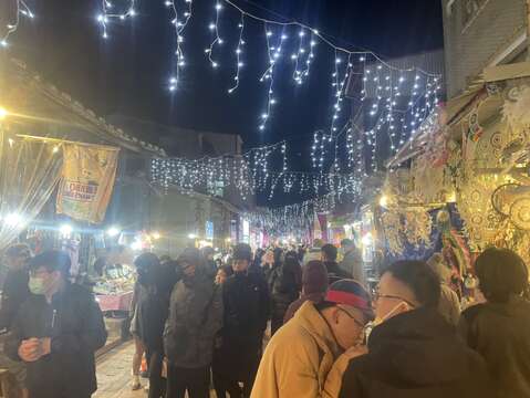 民眾在鹽水橋南老街逛街吃美食