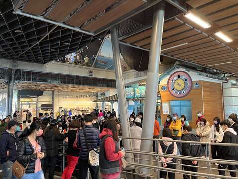 民眾到歷史博物館參觀滿載跨界臺灣味的器皿記憶
