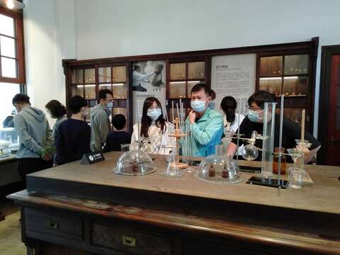 民众参观水道博物馆化学实验室的器具展出