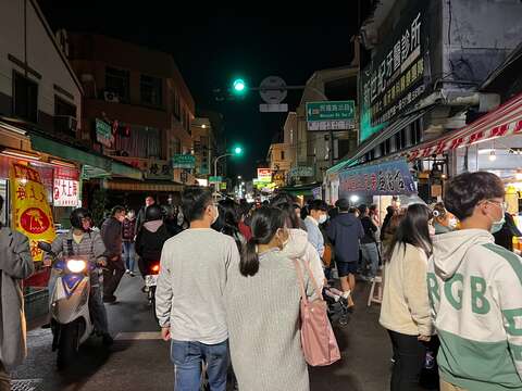 夜间的国华街商圈灯火通明，人潮络绎不绝