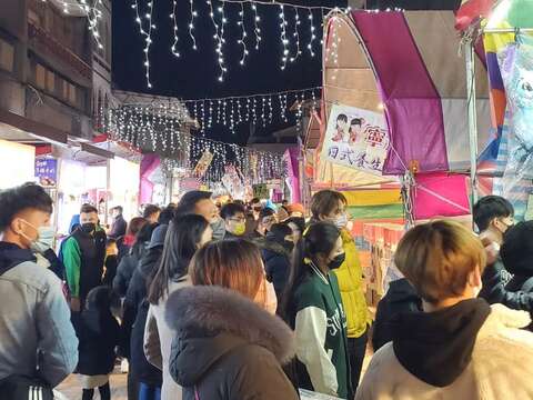 11.大批游客来盐水老街享美食夜游花灯