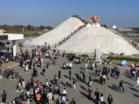 13.七股鹽山遊客人潮絡繹不絕