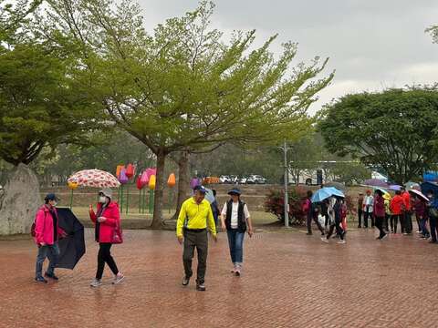 6.德元埤荷蘭村前往踏青民眾