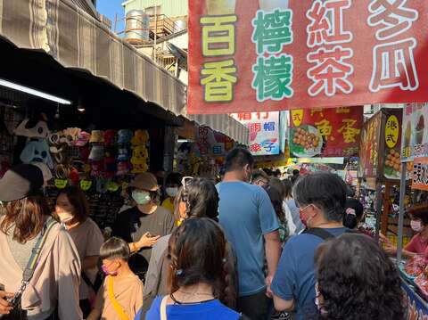安平老街逛街人潮拥挤