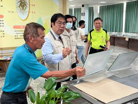 市长听取黄斑大蟋蟀生态解说