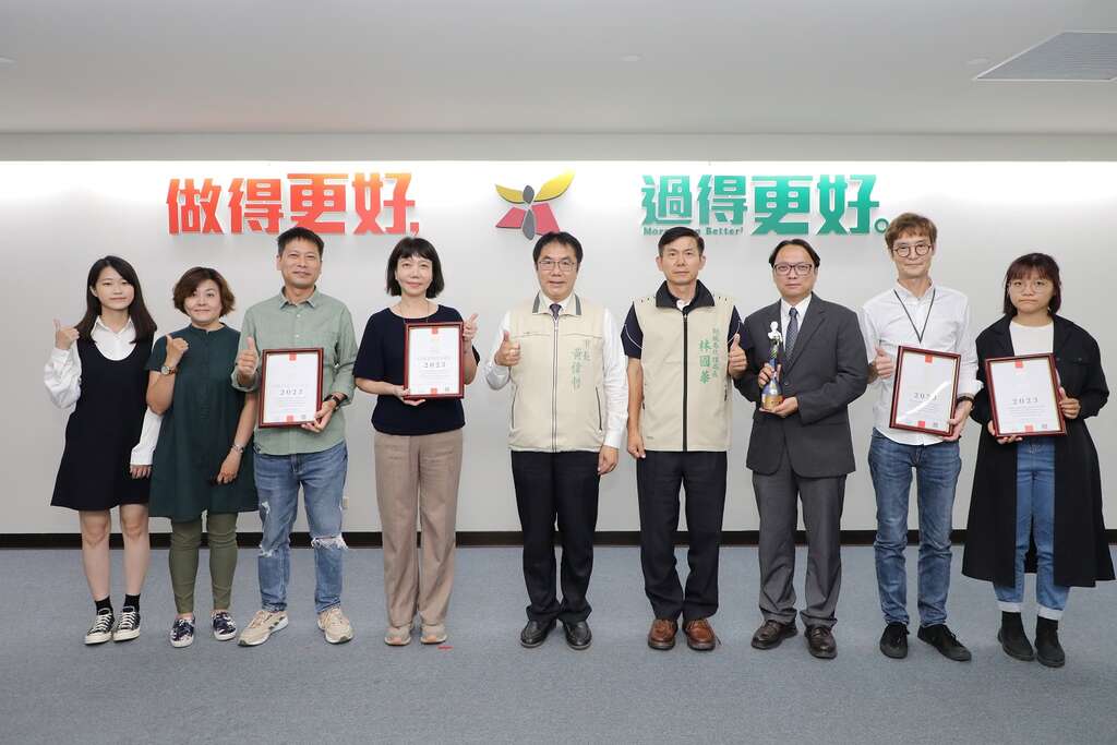 黄伟哲市长与得奖设计团队合照