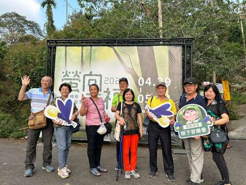 赏萤民众开心合影