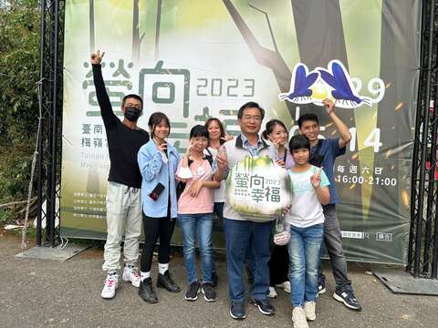 楠西区何荣长区长与赏萤民众合影