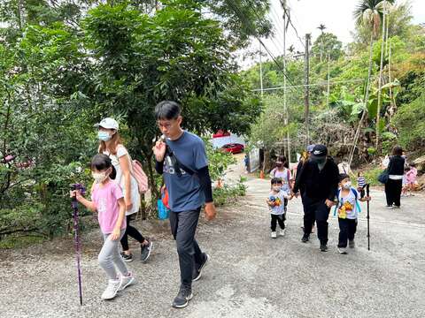 民众前往伍龙步道赏萤