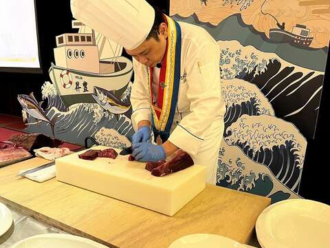 台南富信大饭店鼎园吴俊杰主厨以精湛巧手现切生鱼片