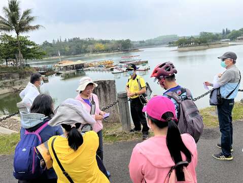 虎頭埤內的壩體重修碑