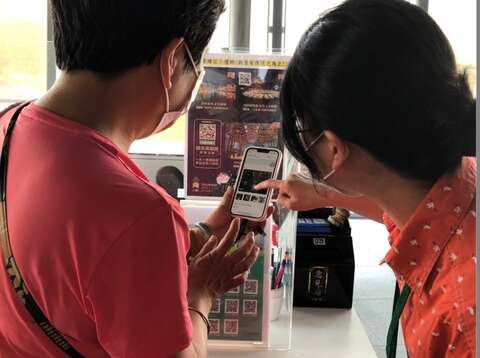 旅服人员宣传民众投票